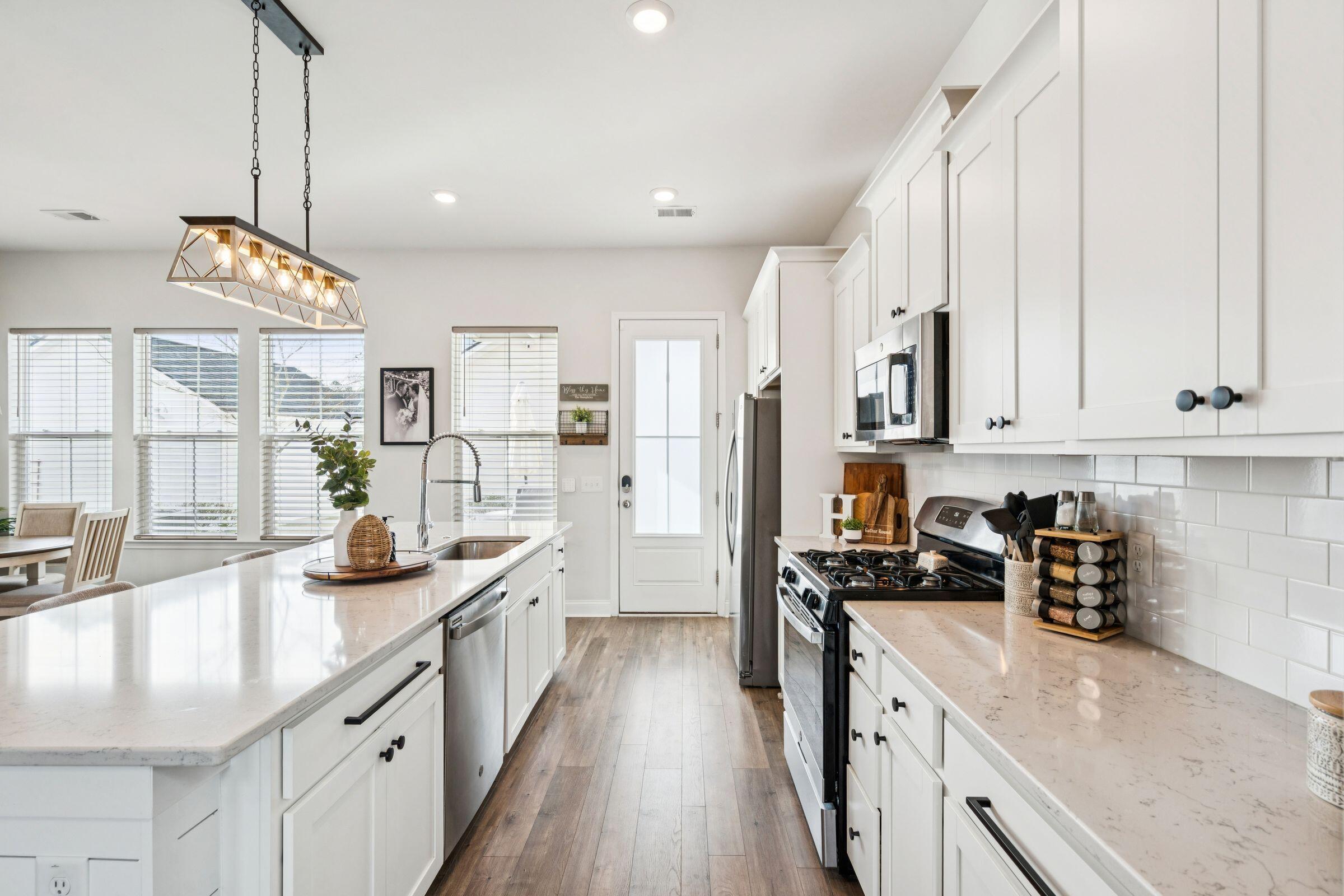 403 North Commodore Way Summerville, SC 29483 - Photo 12 of 54 Tons of Couuntertop Space