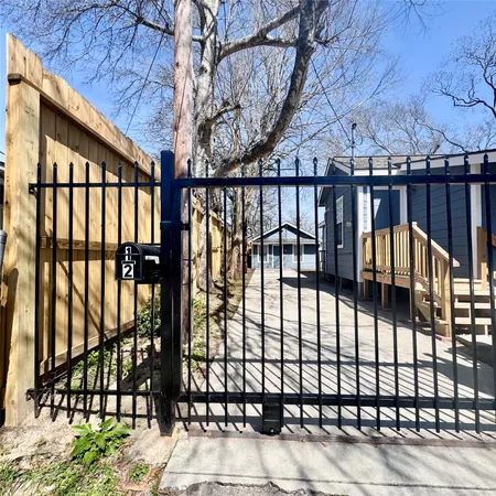 $750 | 116 East Jack Street, Unit 1/2, Baytown, TX 77520