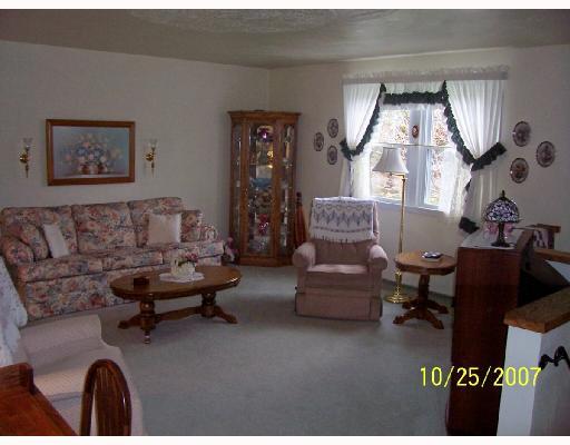 132 Laurel Way Spring Church, PA 15686 - Photo 4 of 8 Living Room.