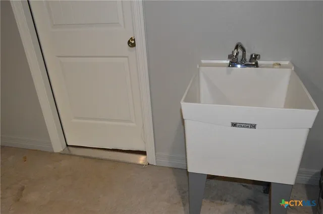 $439,900 | 174 County Road 3154, Kempner, TX 76539