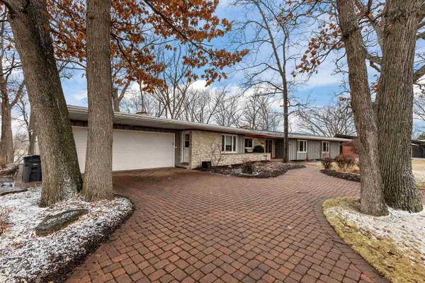 $765,000 | 45 East Fox Point Drive, Appleton, WI 54911