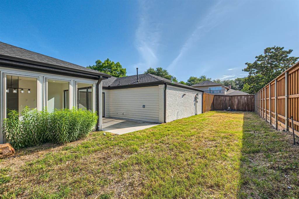16212 Spring Creek Road Dallas, TX 75248 - Photo 28 of 28 a bathroom with a sink and mirror