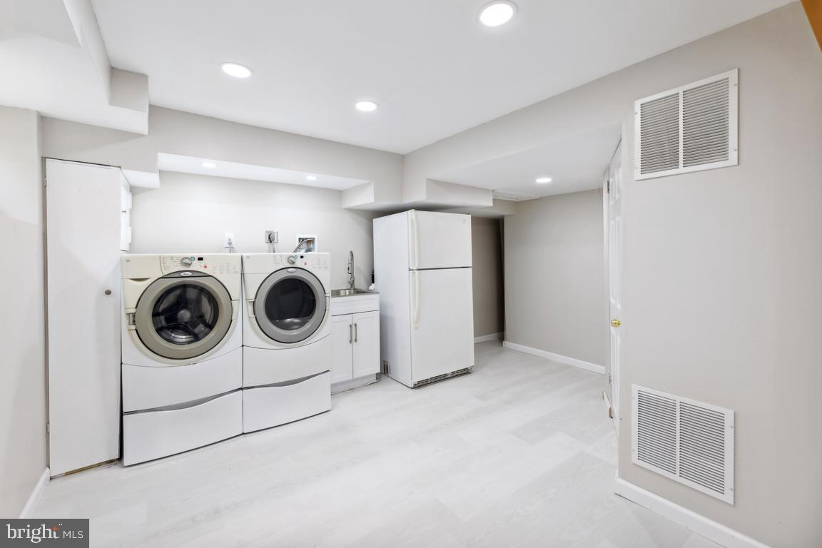 7448 Pohick Road Lorton, VA 22079 - Photo 13 of 25 Laundry and utility sink