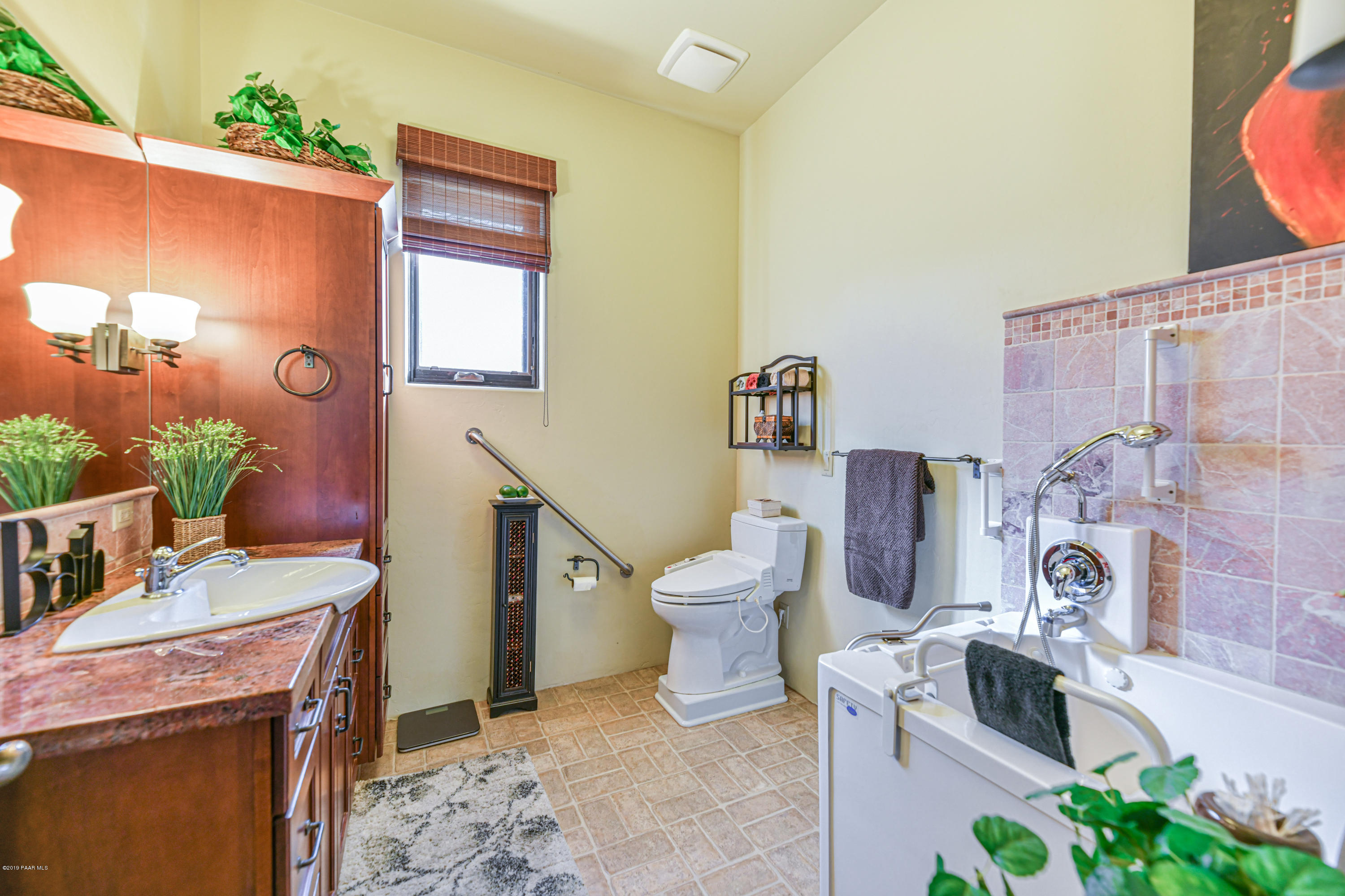1980 Idylwild Road Prescott, AZ 86305 - Photo 50 of 76 Guest suite bath with walk-in tub