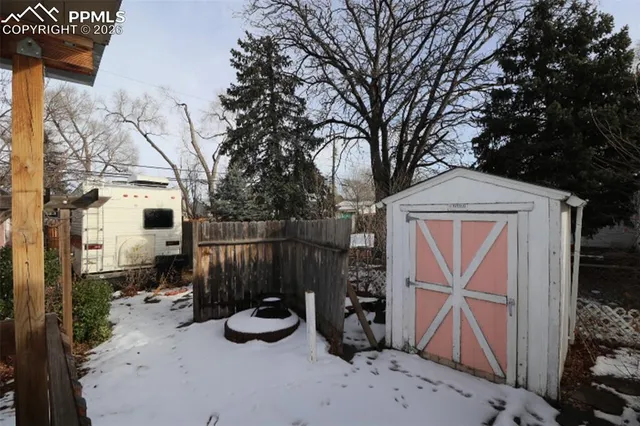 a view of a yard with a house