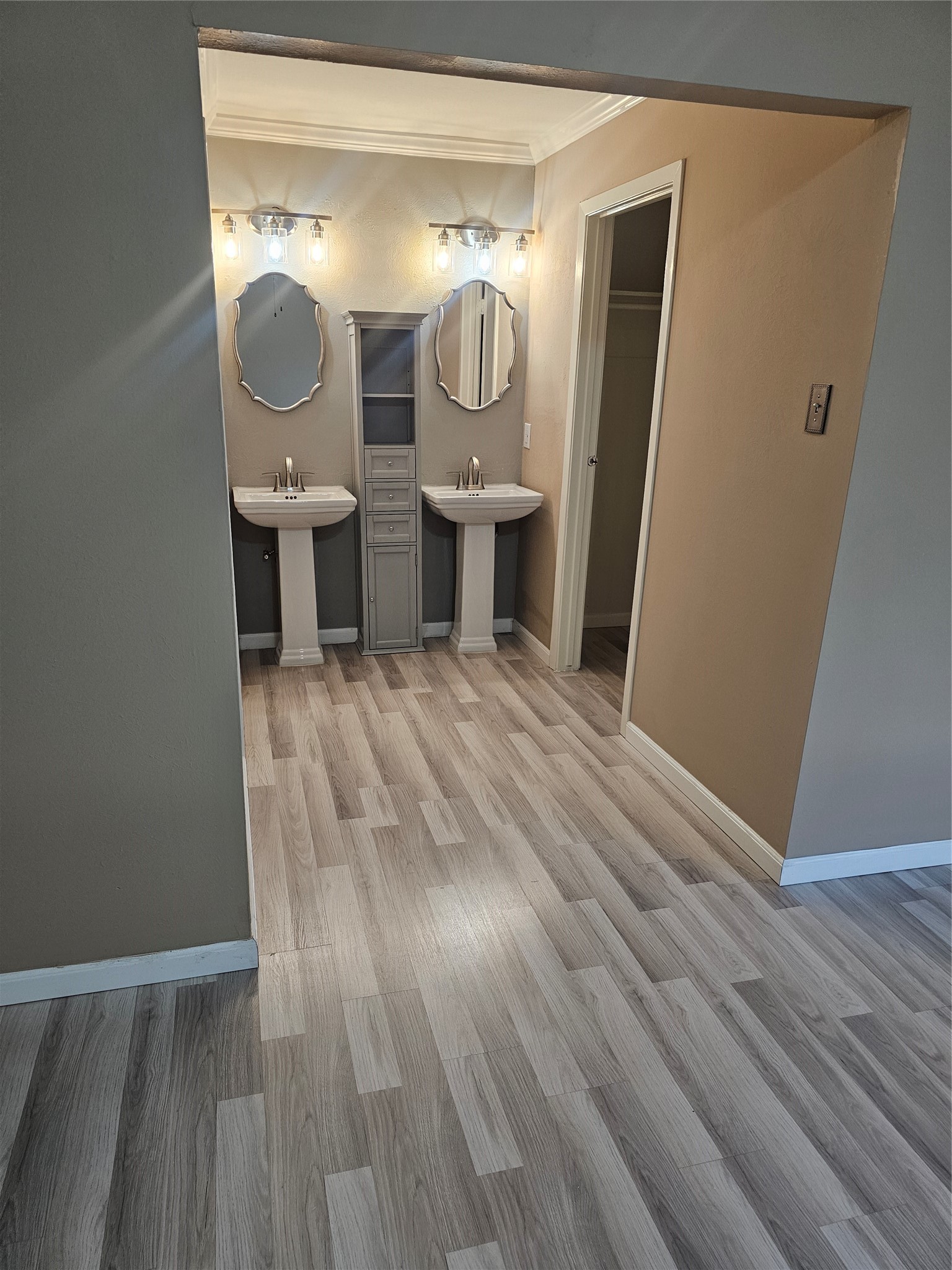 16718 Running Quail Court Houston, TX 77489 - Photo 19 of 33 a view of a livingroom with wooden floor