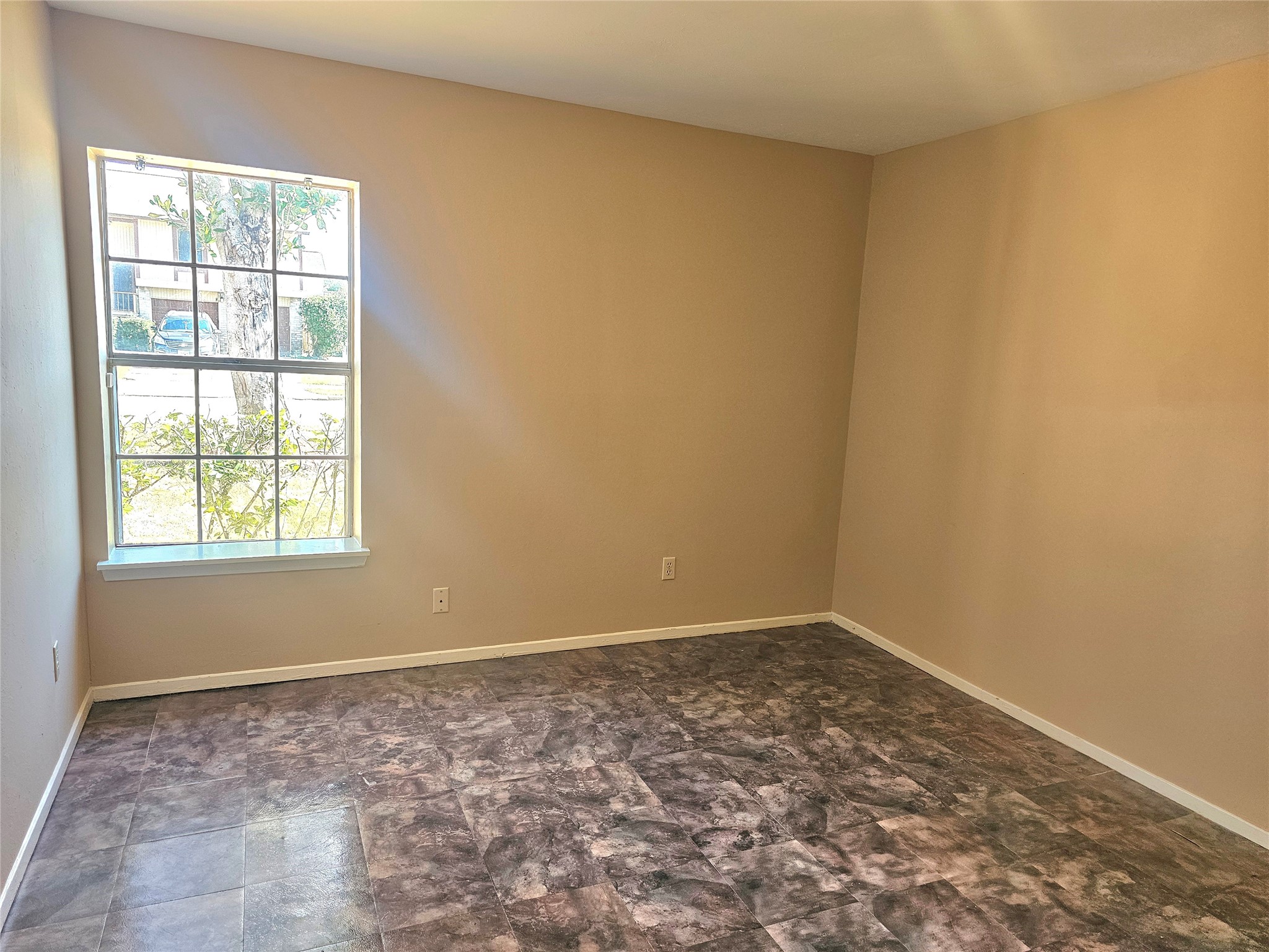 16718 Running Quail Court Houston, TX 77489 - Photo 29 of 33 an empty room with a window