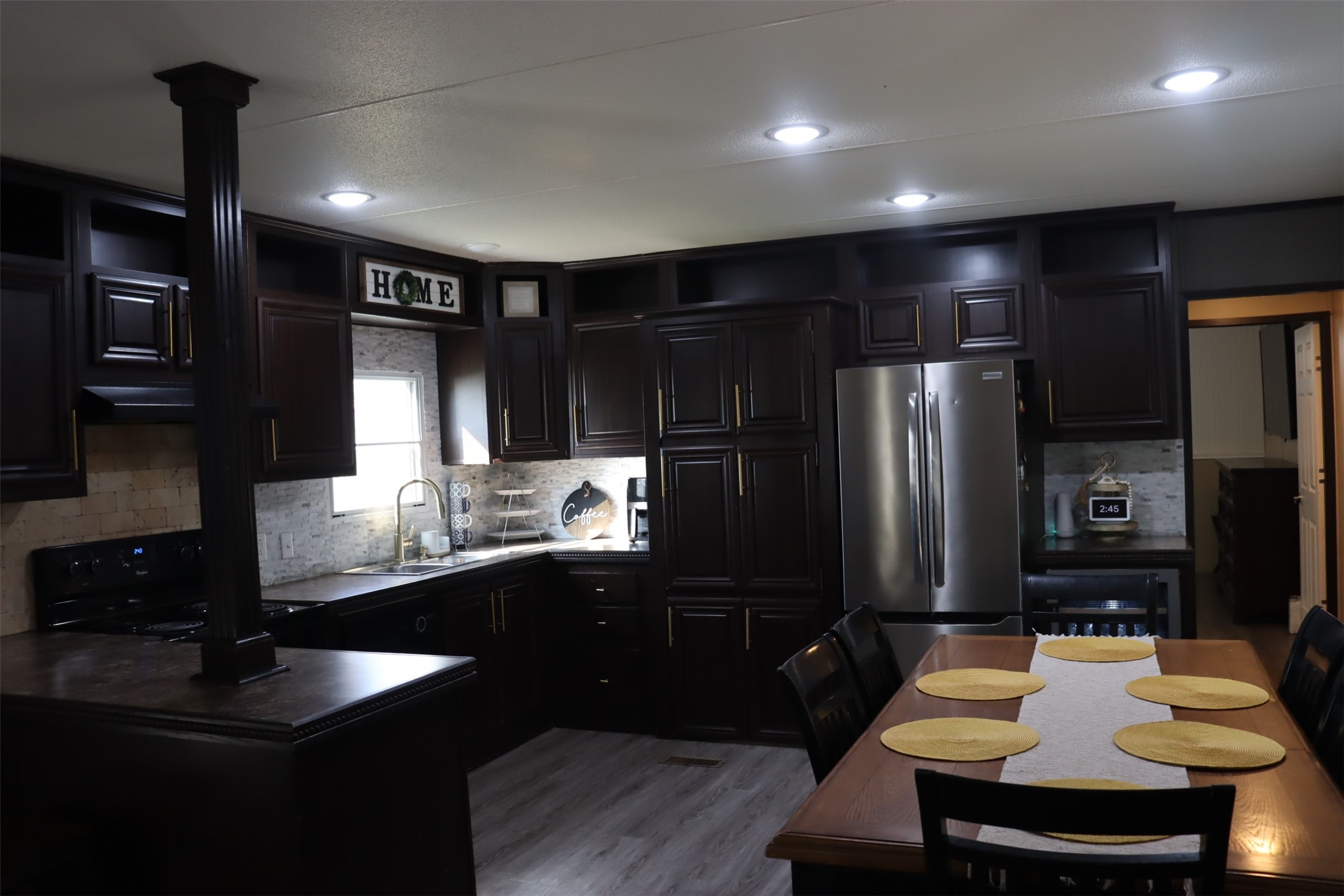 132 Kiowa Court Rosharon, TX 77583 - Photo 4 of 16 Nice kitchen/breakfast