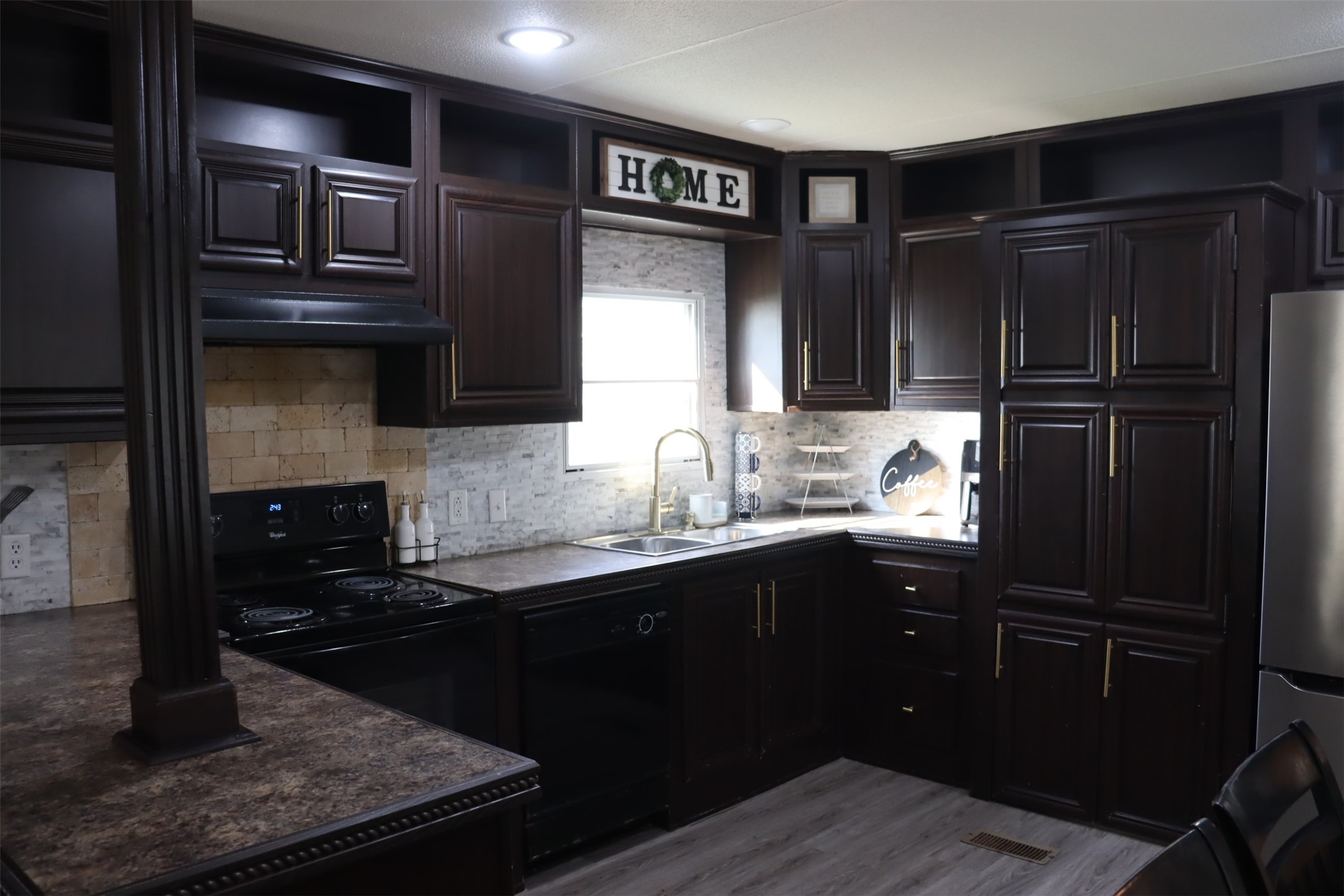 132 Kiowa Court Rosharon, TX 77583 - Photo 5 of 16 Beautiful kitchen with huge walk in pantry!