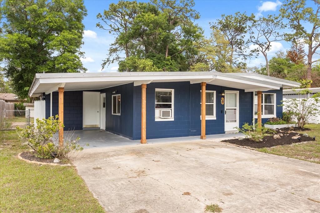 609 East Highland Street Altamonte Springs, FL 32701 - Photo 2 of 35 a front view of a house with a porch