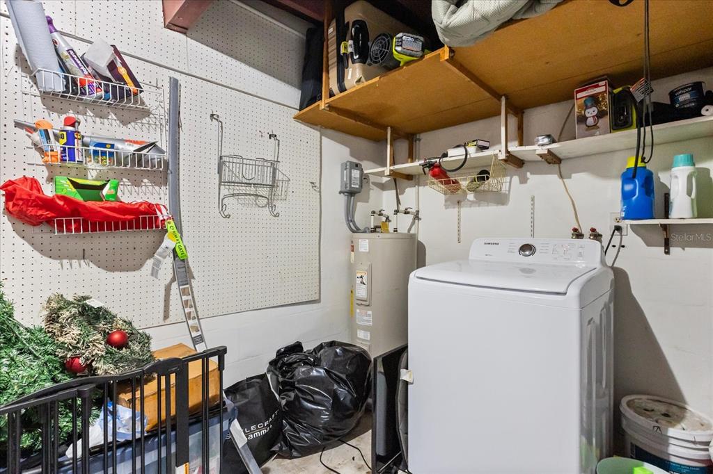 609 East Highland Street Altamonte Springs, FL 32701 - Photo 22 of 35 a utility room with dryer and washer