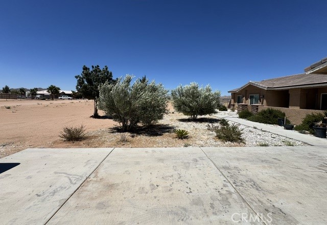 21832 Thunderbird Road Apple Valley, CA 92307 - Photo 3 of 6 Left side of the house.