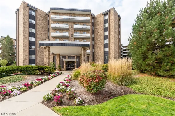 $139,900 | 2202 Acacia Park Drive, Unit 2414, Lyndhurst, OH 44124