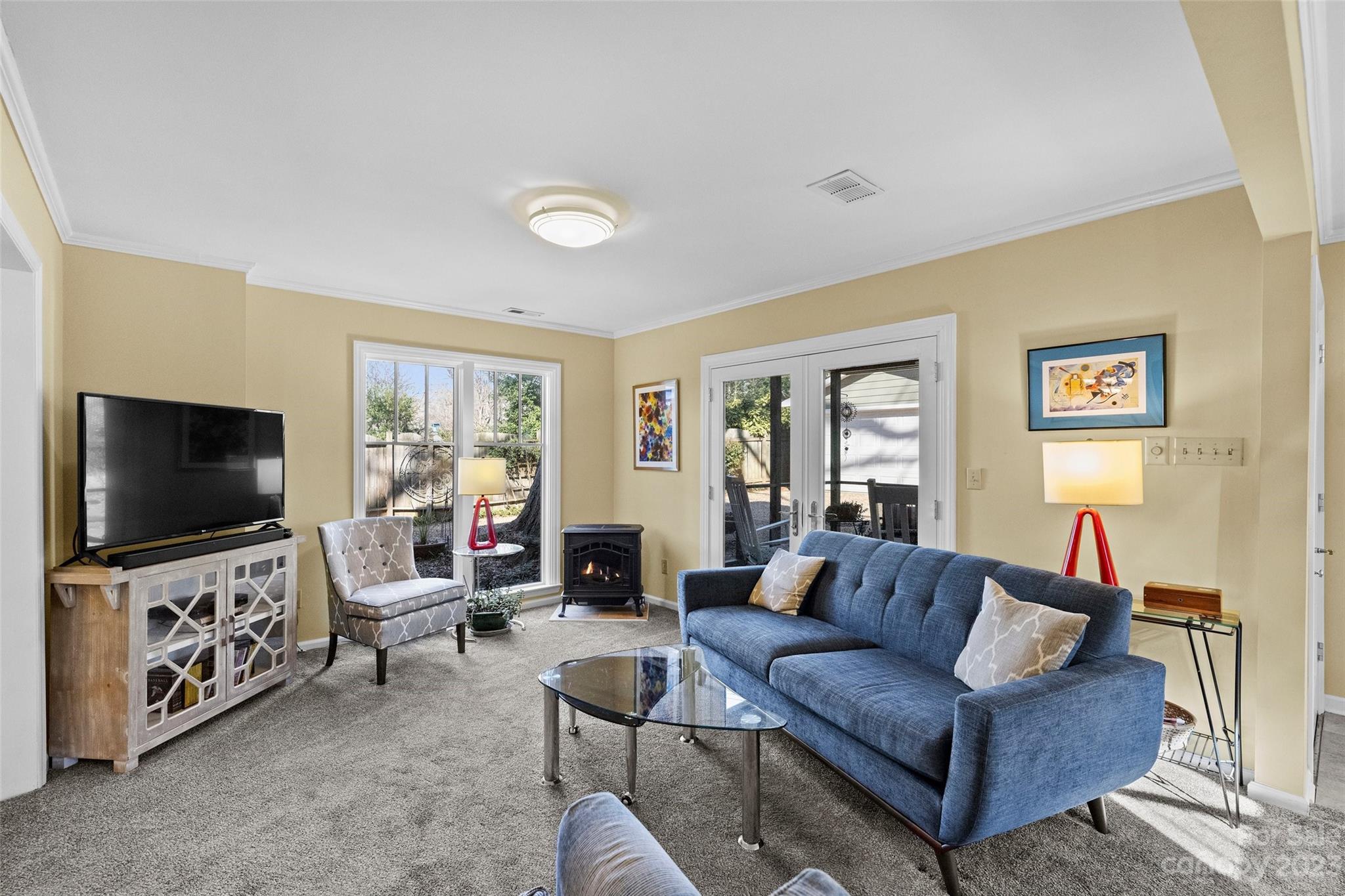 711 Romany Road Charlotte, NC 28203 - Photo 13 of 28 a living room with furniture and a flat screen tv
