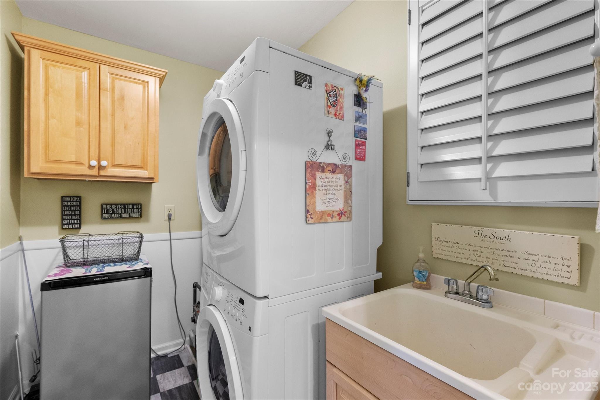 711 Romany Road Charlotte, NC 28203 - Photo 20 of 28 a bathroom with a sink a washer and dryer