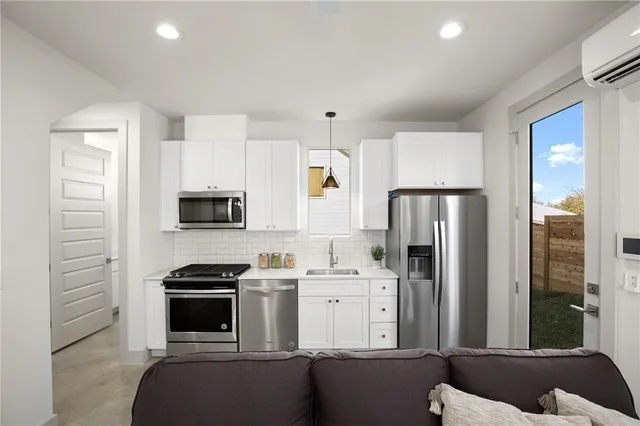 $2,600 | 2413 East 9th Street, Unit 2, Austin, TX 78702