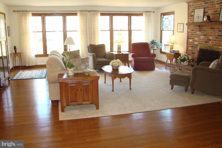 9104 Stonewall Road Manassas, VA 20110 - Photo 6 of 30 Family Room