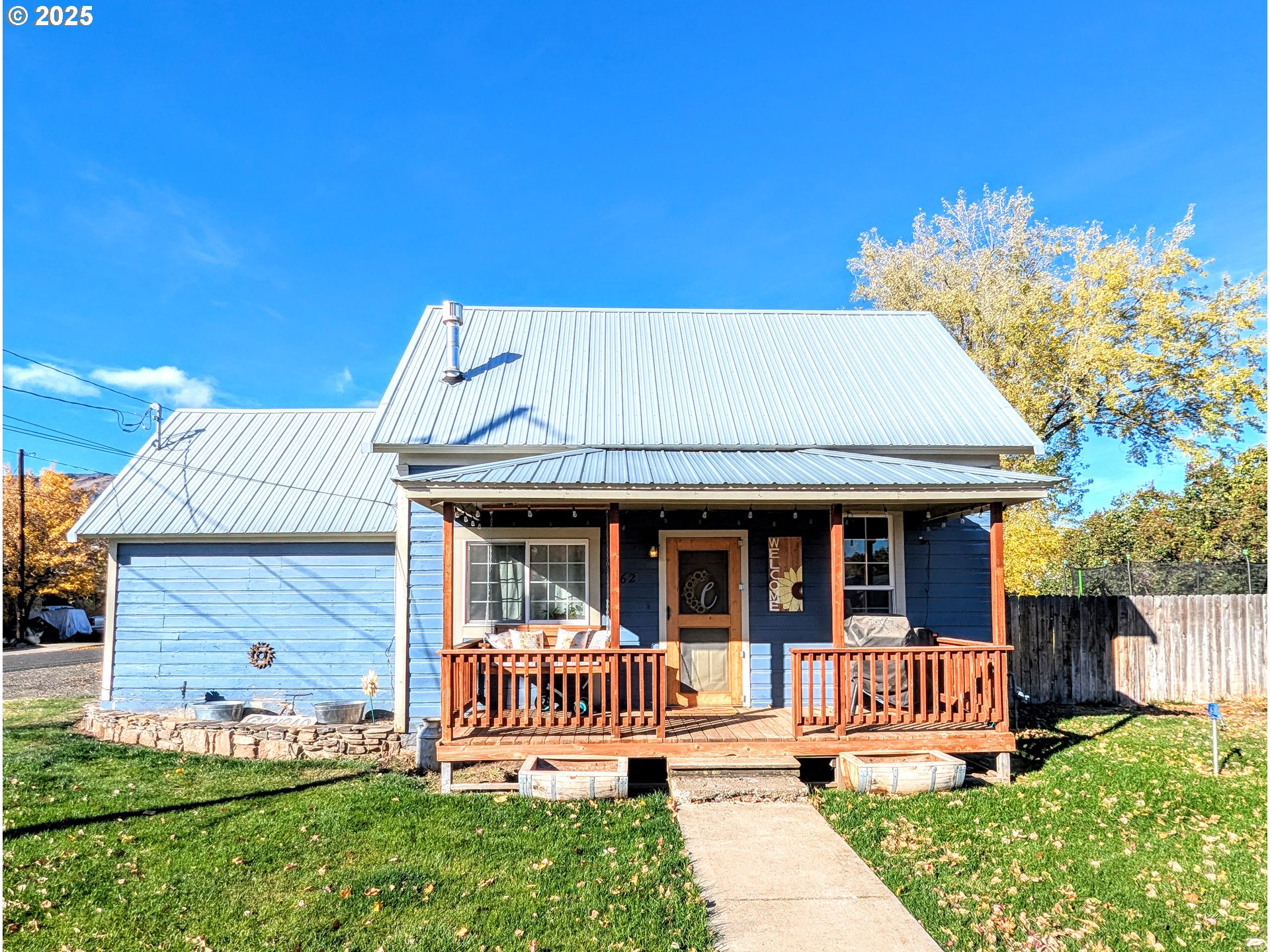 362 South 4th Street Union, OR 97883 - Photo 2 of 19 a front view of a house with a garden and plants