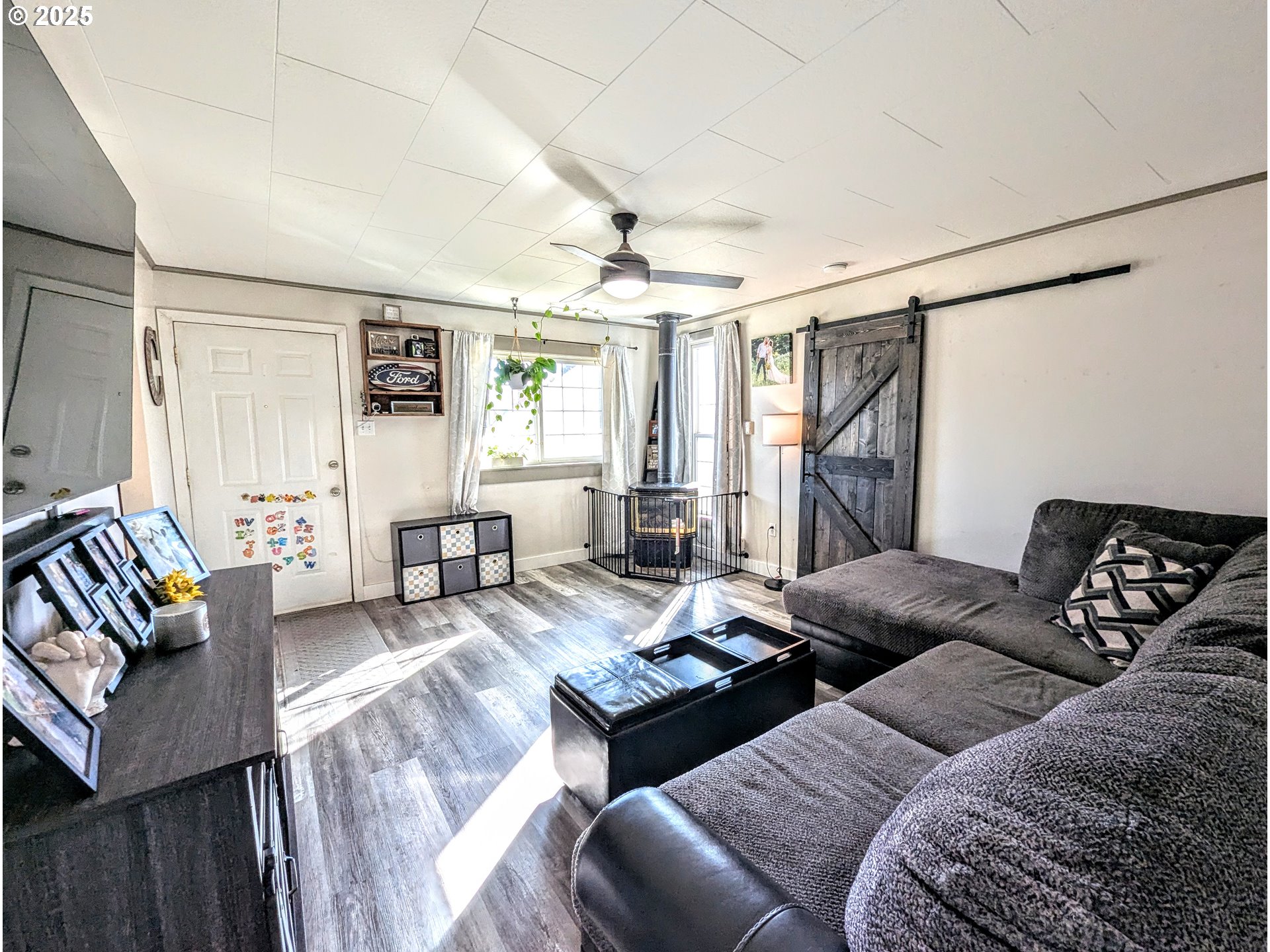 362 South 4th Street Union, OR 97883 - Photo 5 of 19 a living room with furniture and wooden floor