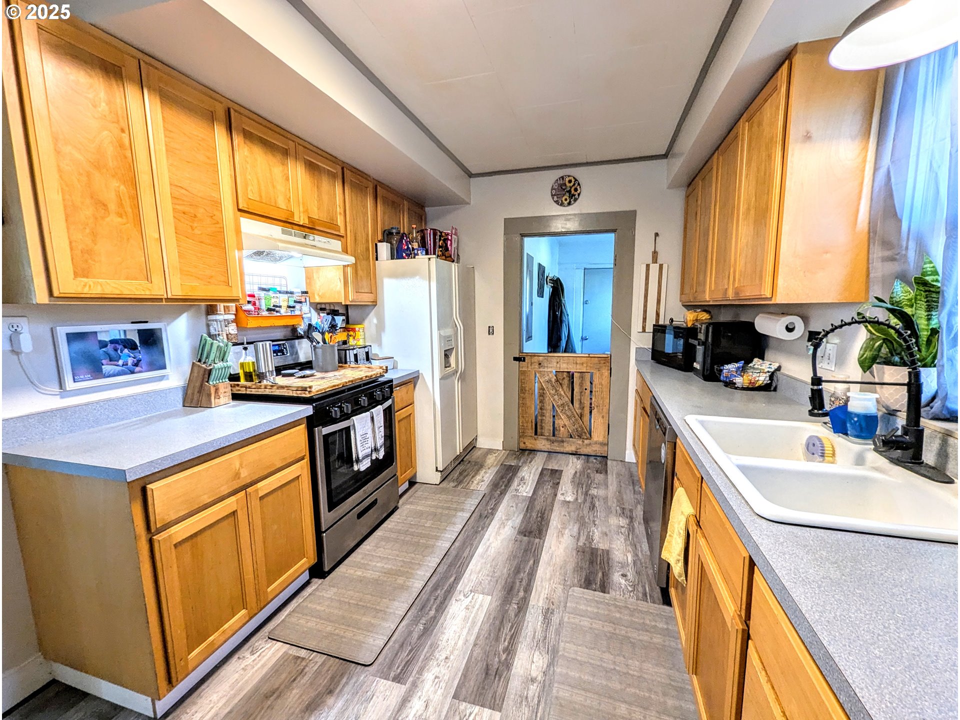 362 South 4th Street Union, OR 97883 - Photo 8 of 19 a kitchen with a stove a sink and a refrigerator