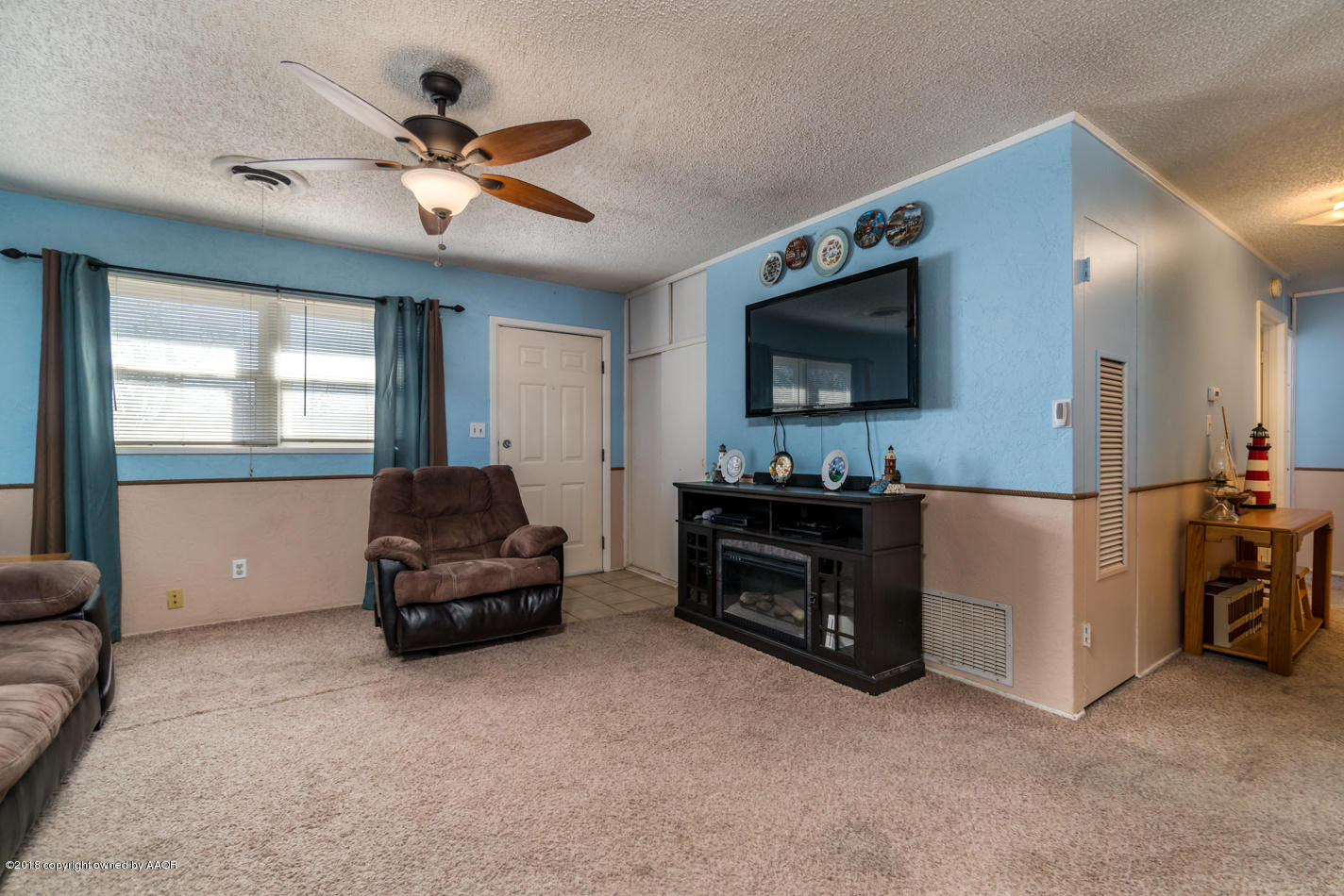 5104 Crockett Street Amarillo, TX 79110 - Photo 4 of 16 Living Room