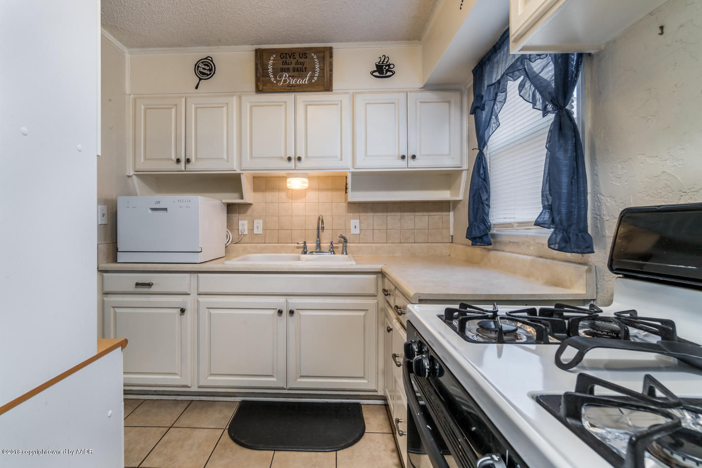 5104 Crockett Street Amarillo, TX 79110 - Photo 8 of 16 Kitchen