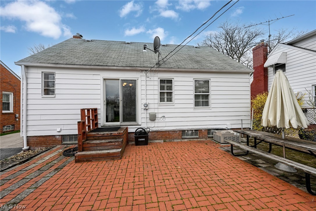 1231 Sunset Road Cleveland, OH 44124 - Photo 3 of 21