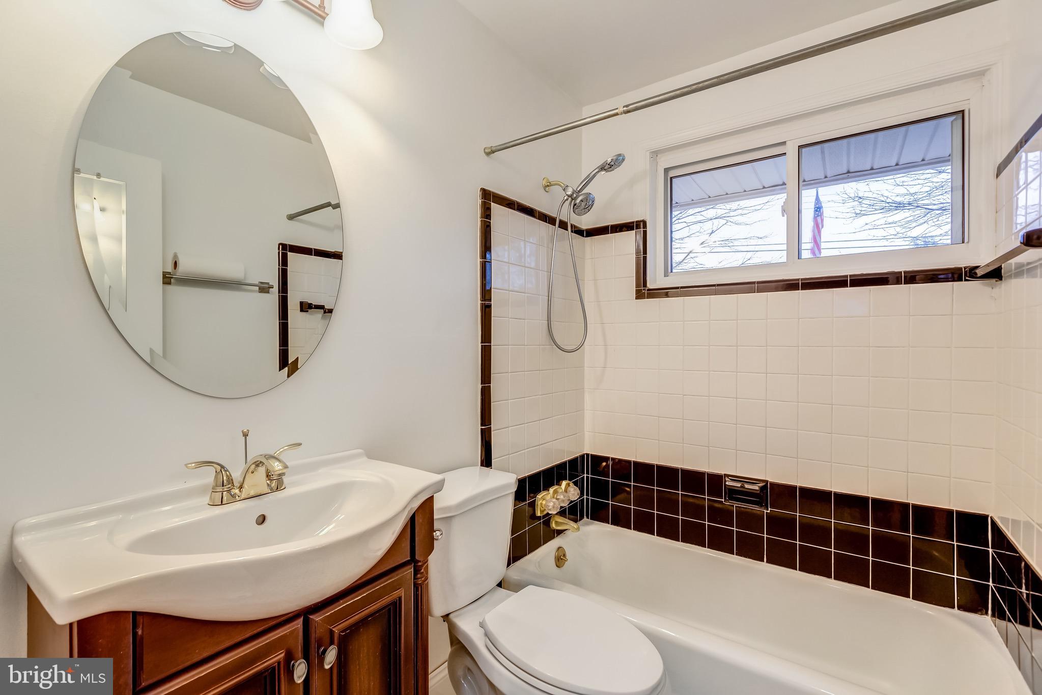 7303 Dickenson Street Springfield, VA 22150 - Photo 29 of 41 Vintage style full bath