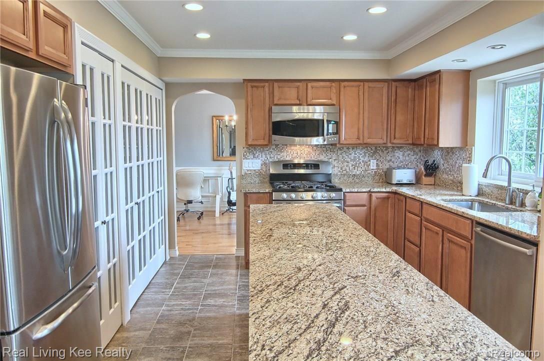 1685 Ridgecrest Rochester, MI 48306 - Photo 5 of 32 Kitchen.jpg