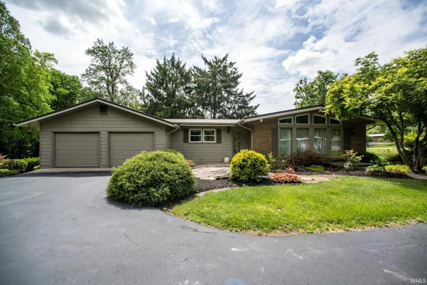 $269,900 | 2267 East Navajo Drive, Vincennes, IN 47591
