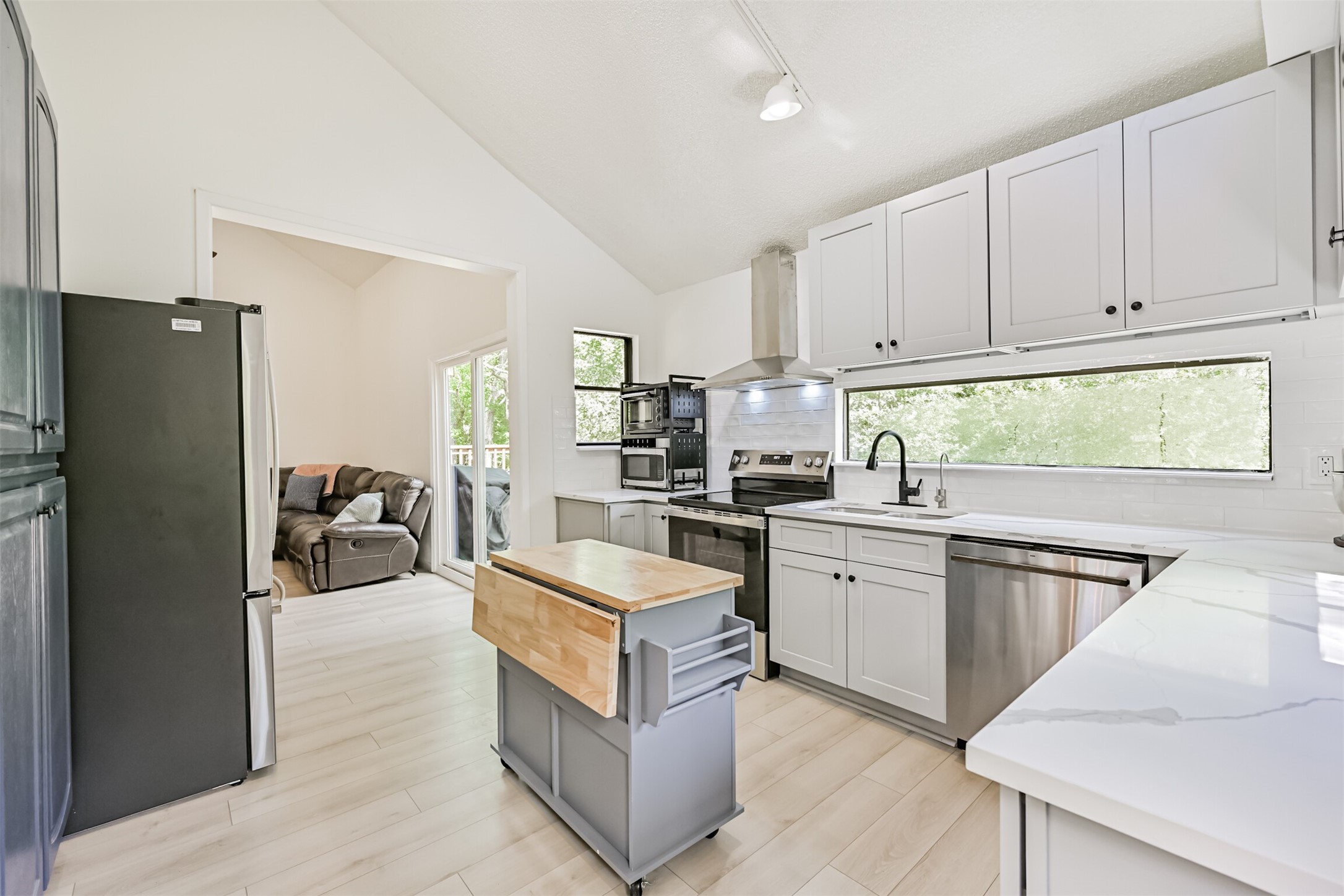 7445 Cobbs Oak Lane Rosharon, TX 77583 - Photo 14 of 39 The island is portable and will stay with home.