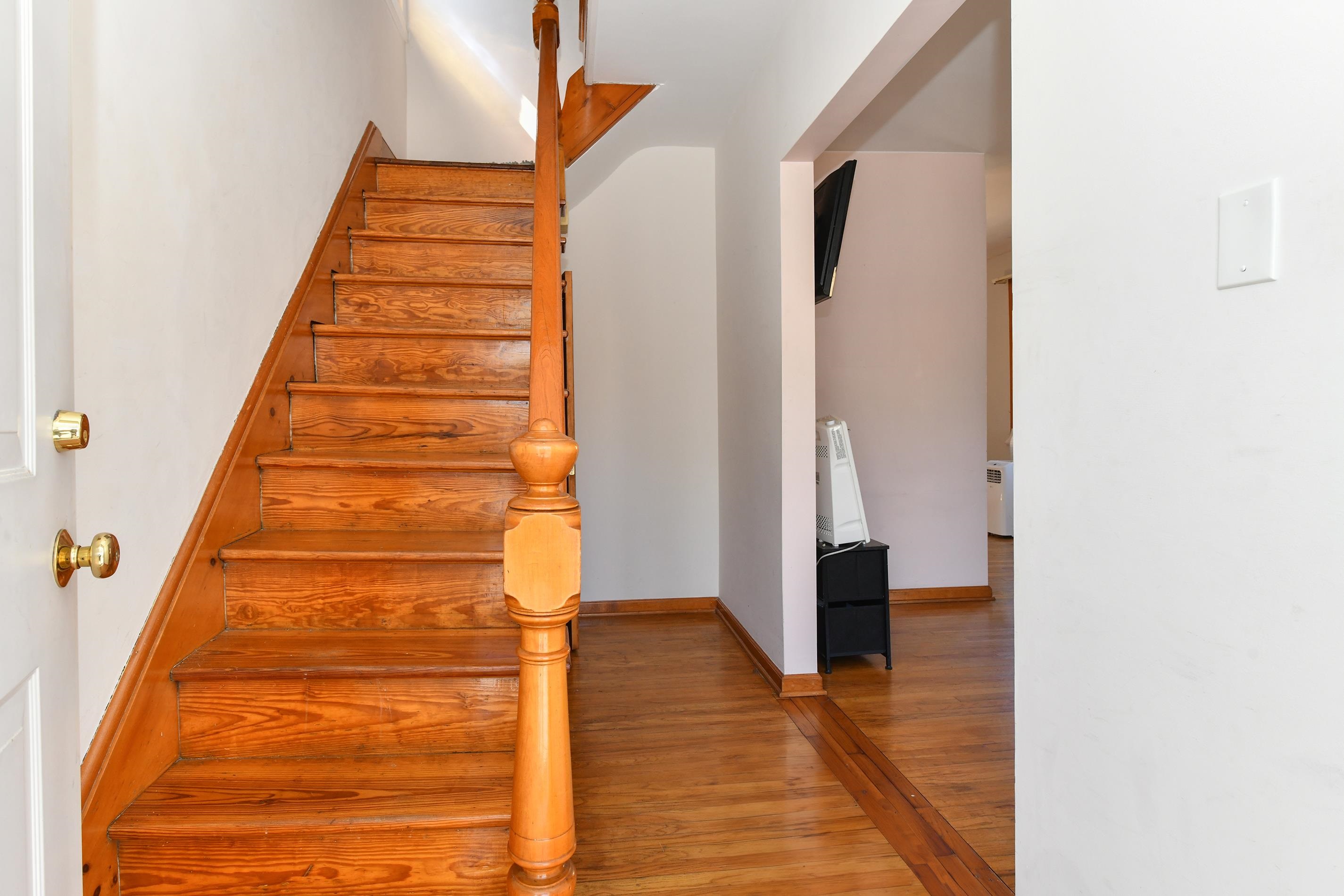 241 Maple Street Secaucus, NJ 07094 - Photo 7 of 34
