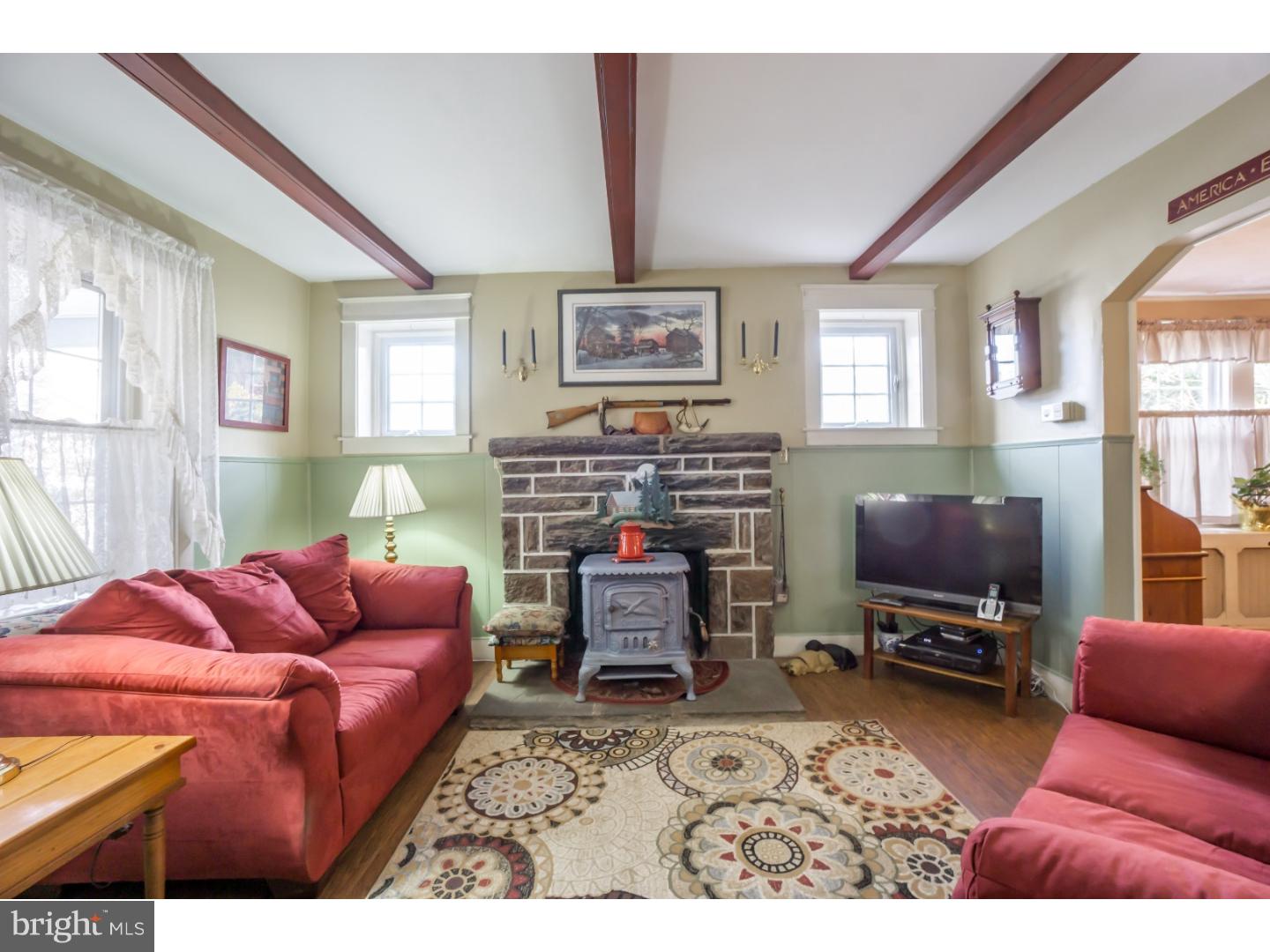 335 Spring Road Havertown, PA 19083 - Photo 5 of 24 Living Room