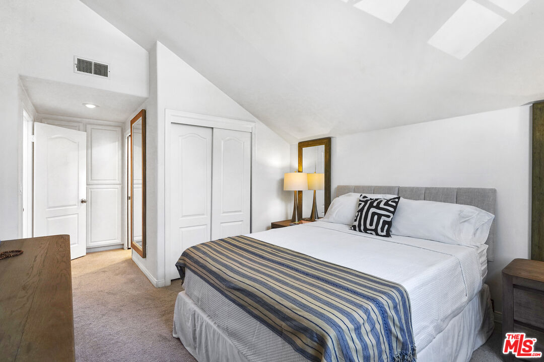 29355 Heathercliff Road, Unit GUESTHOUSE Malibu, CA 90265 - Photo 13 of 26 a bedroom with a bed and a lamp