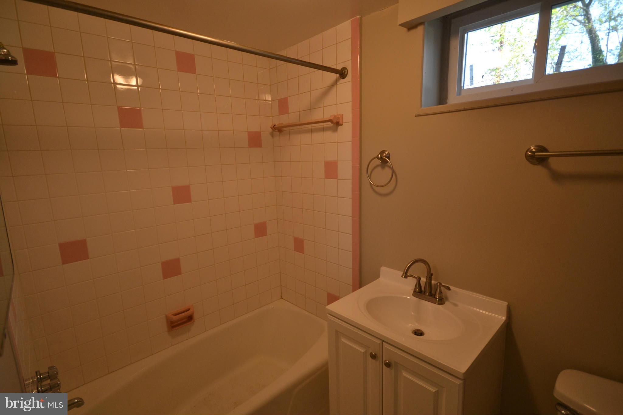 7424 Kathydale Road Baltimore, MD 21208 - Photo 12 of 14 Bath