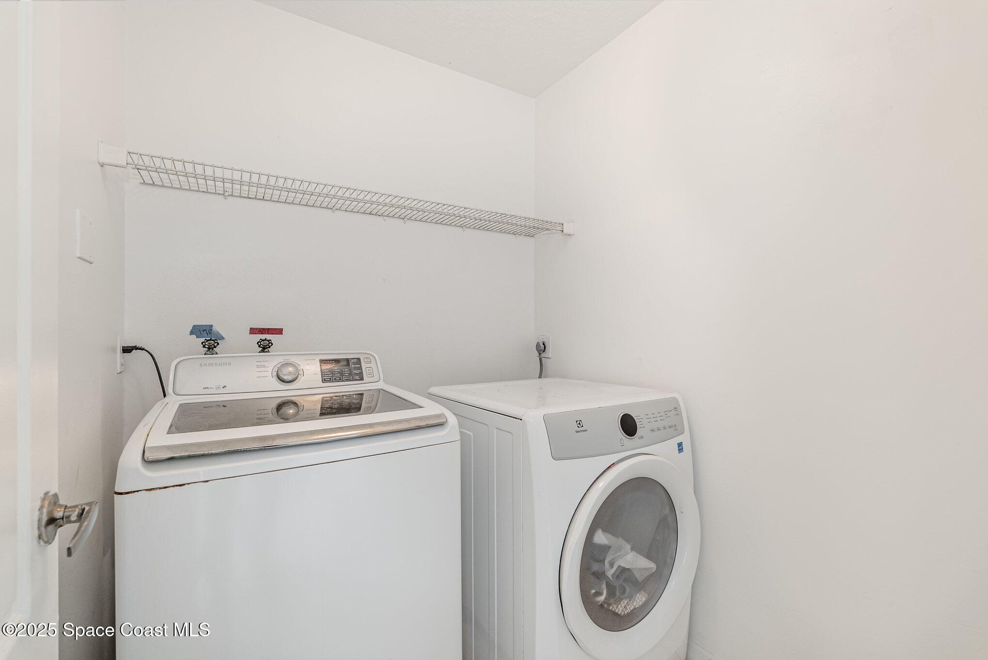 5720 Flint Road Cocoa, FL 32927 - Photo 10 of 26 a utility room with dryer and washer