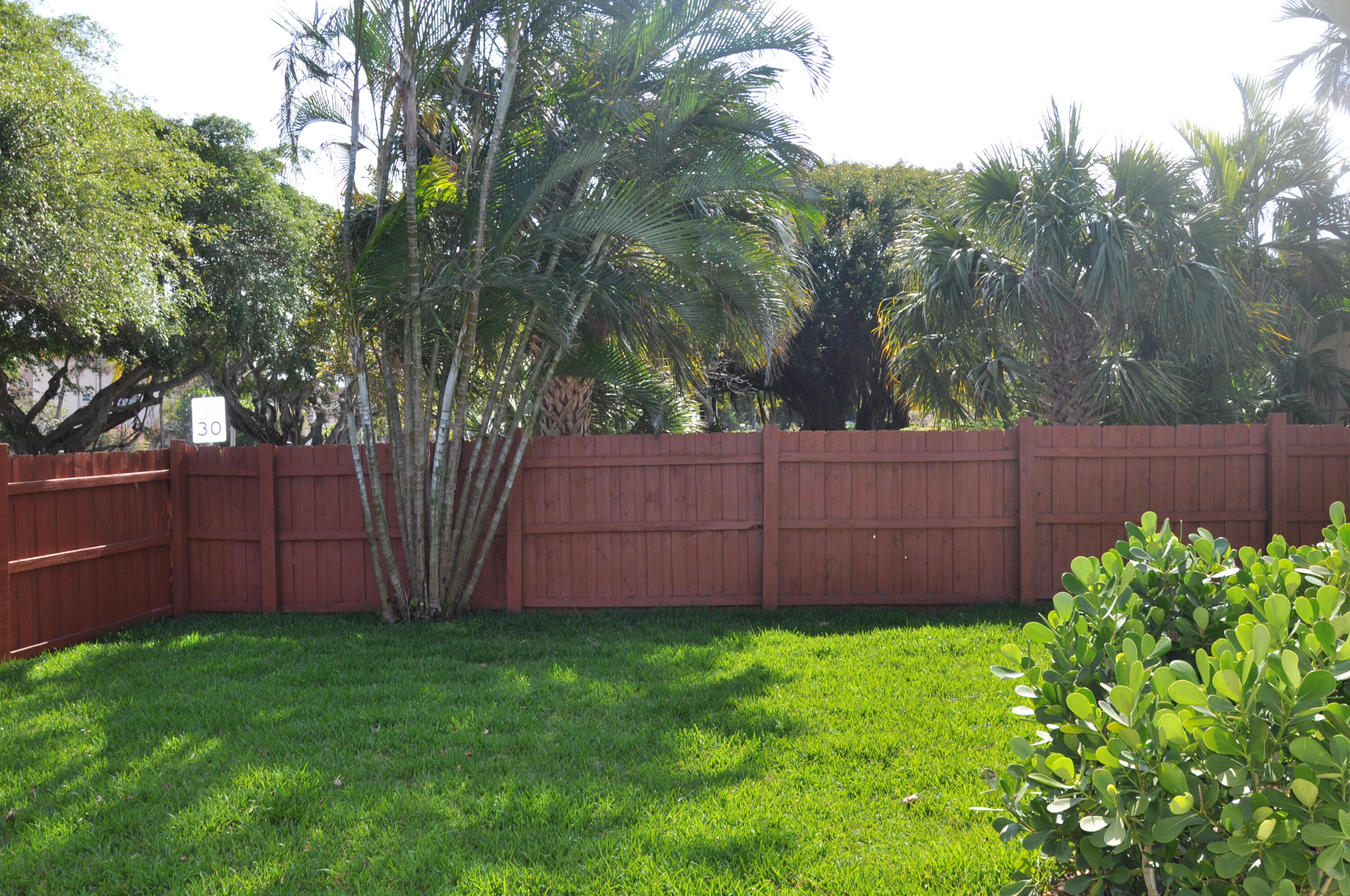 2001 Northeast 4th Way Boca Raton, FL 33431 - Photo 5 of 85 sw side yard