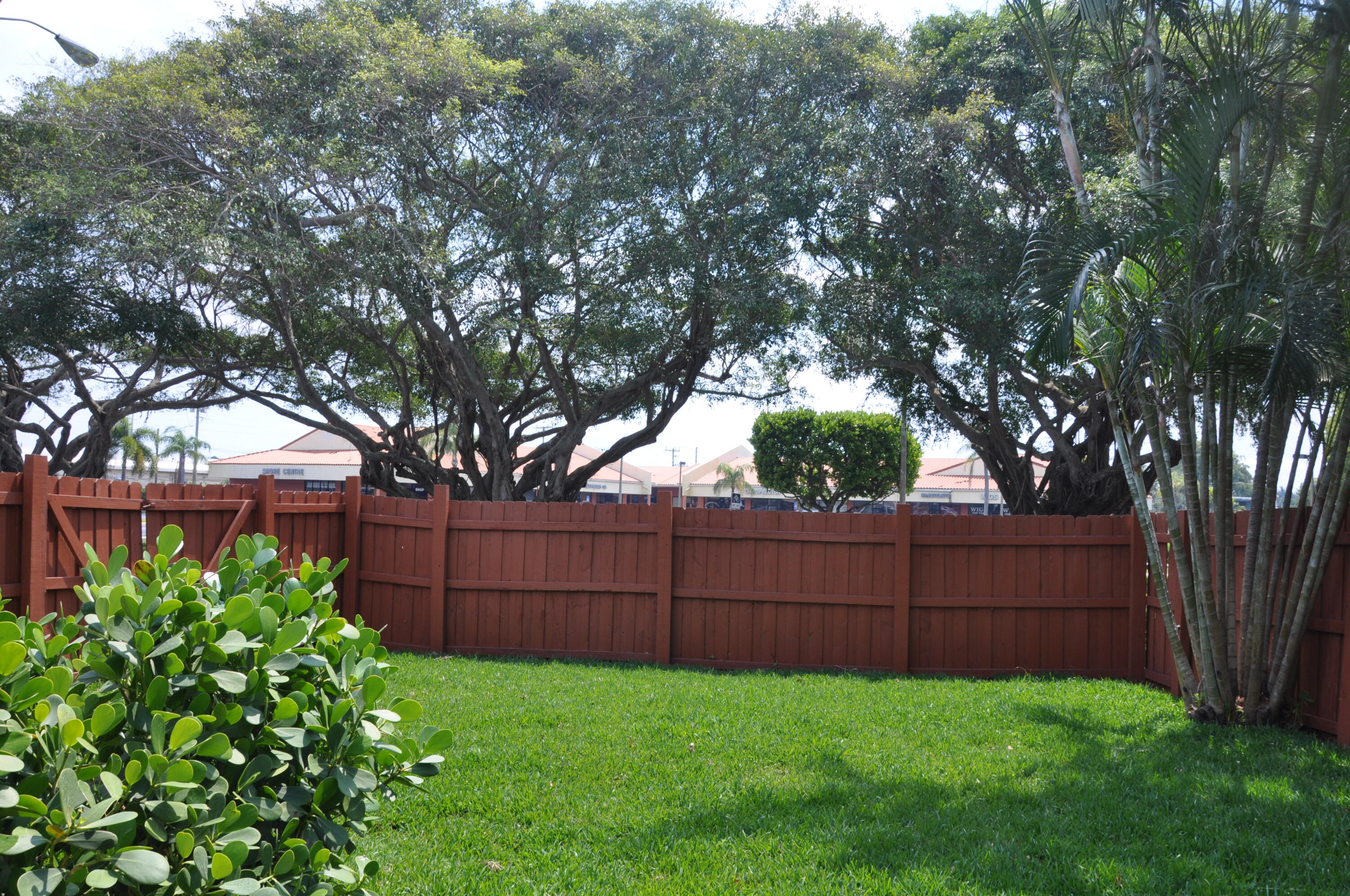 2001 Northeast 4th Way Boca Raton, FL 33431 - Photo 60 of 85 SW sideyard