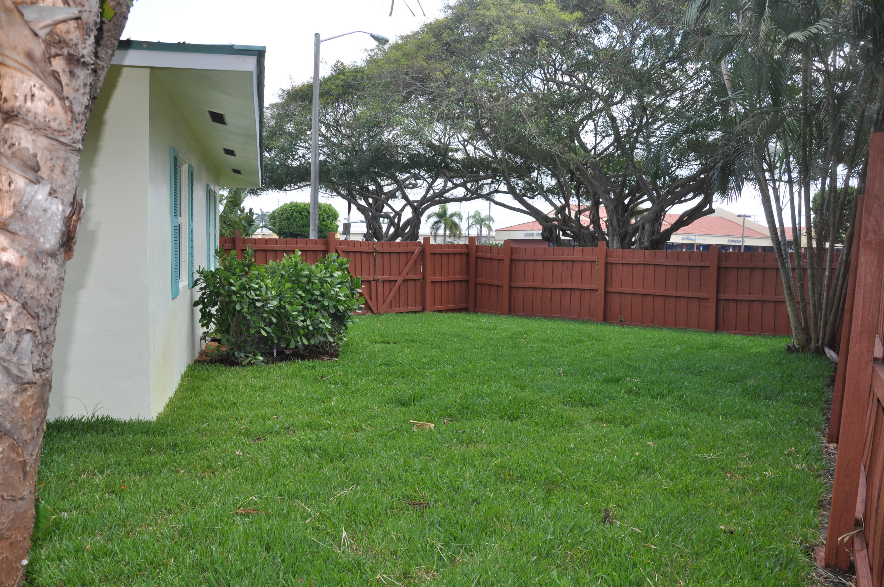 2001 Northeast 4th Way Boca Raton, FL 33431 - Photo 61 of 85 SW side yard