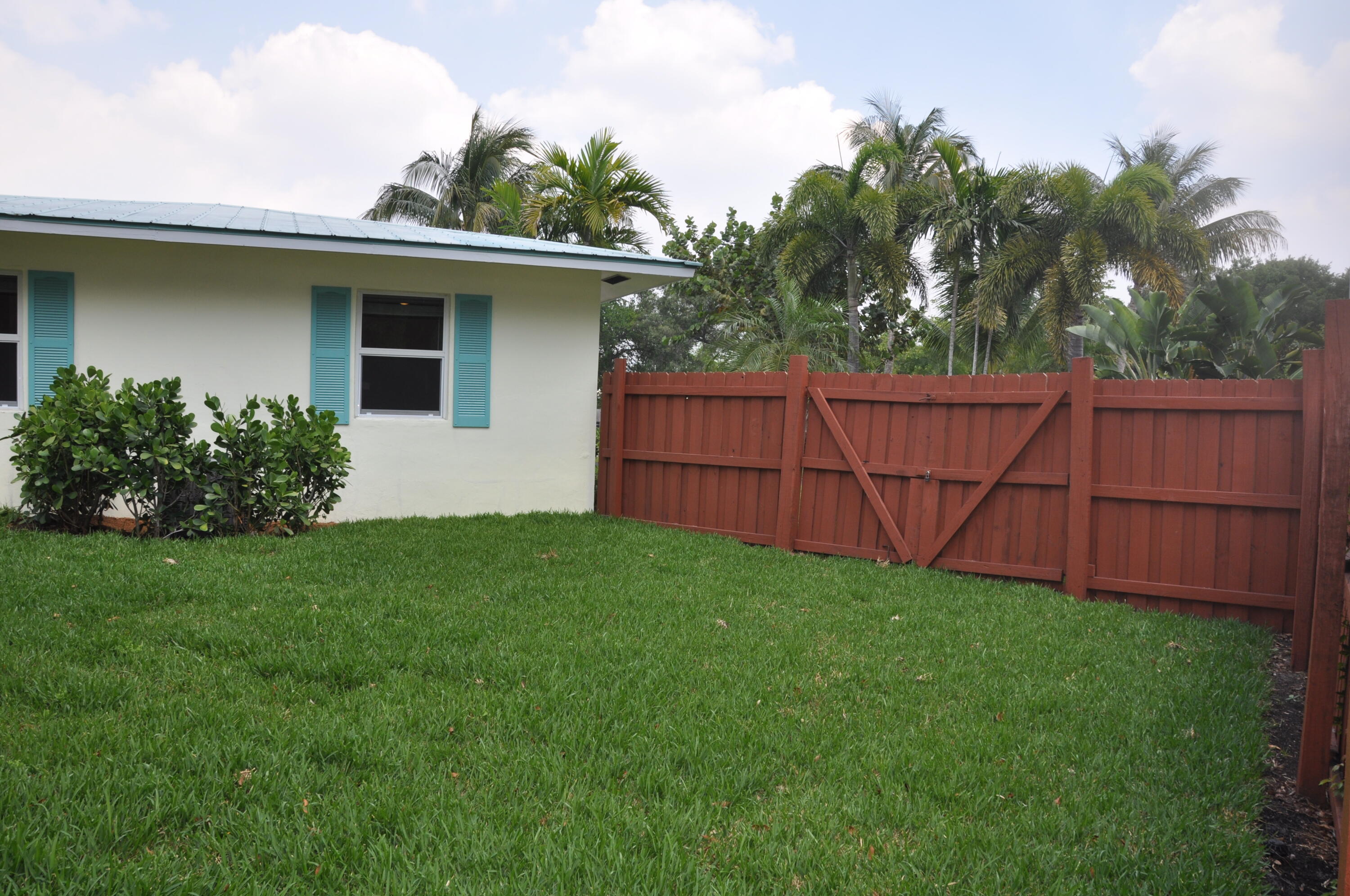 2001 Northeast 4th Way Boca Raton, FL 33431 - Photo 63 of 85 SW side yard, double gate entry