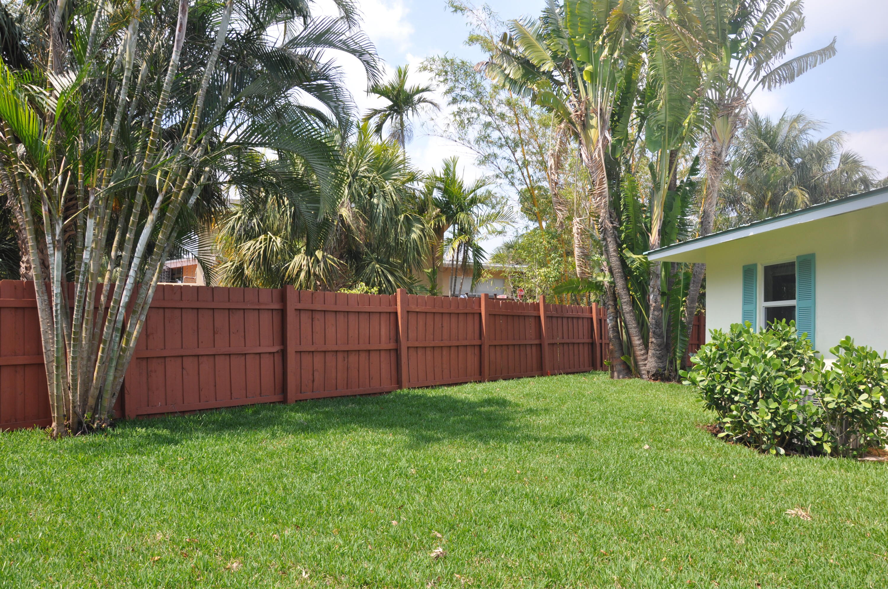2001 Northeast 4th Way Boca Raton, FL 33431 - Photo 64 of 85 SW side yard