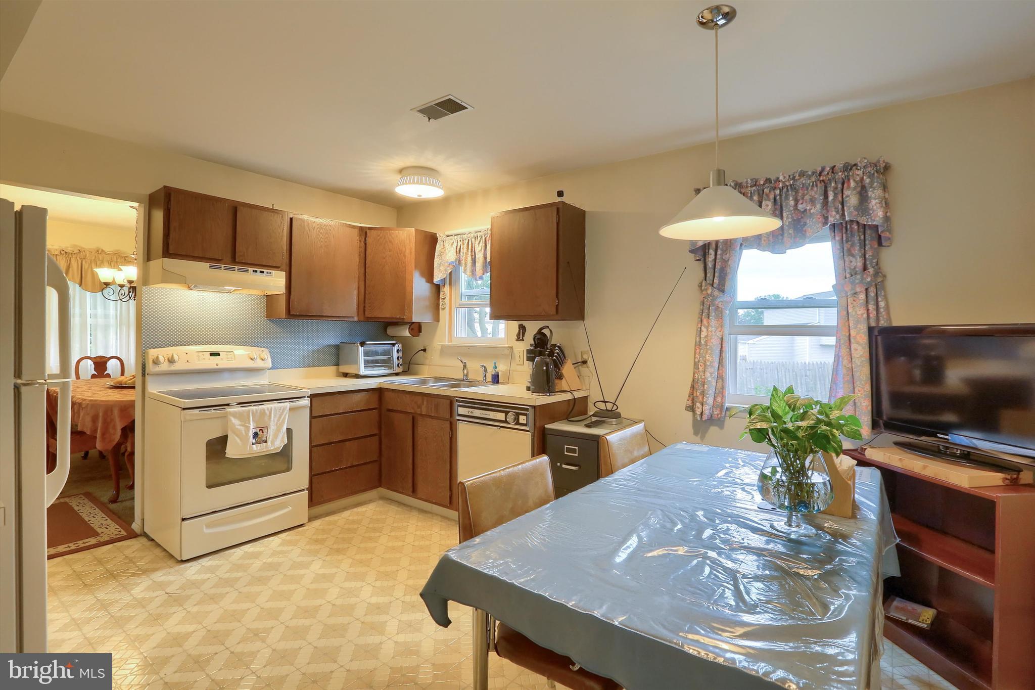374 Hivner Road Harrisburg, PA 17111 - Photo 5 of 30 Eat-in Kitchen
