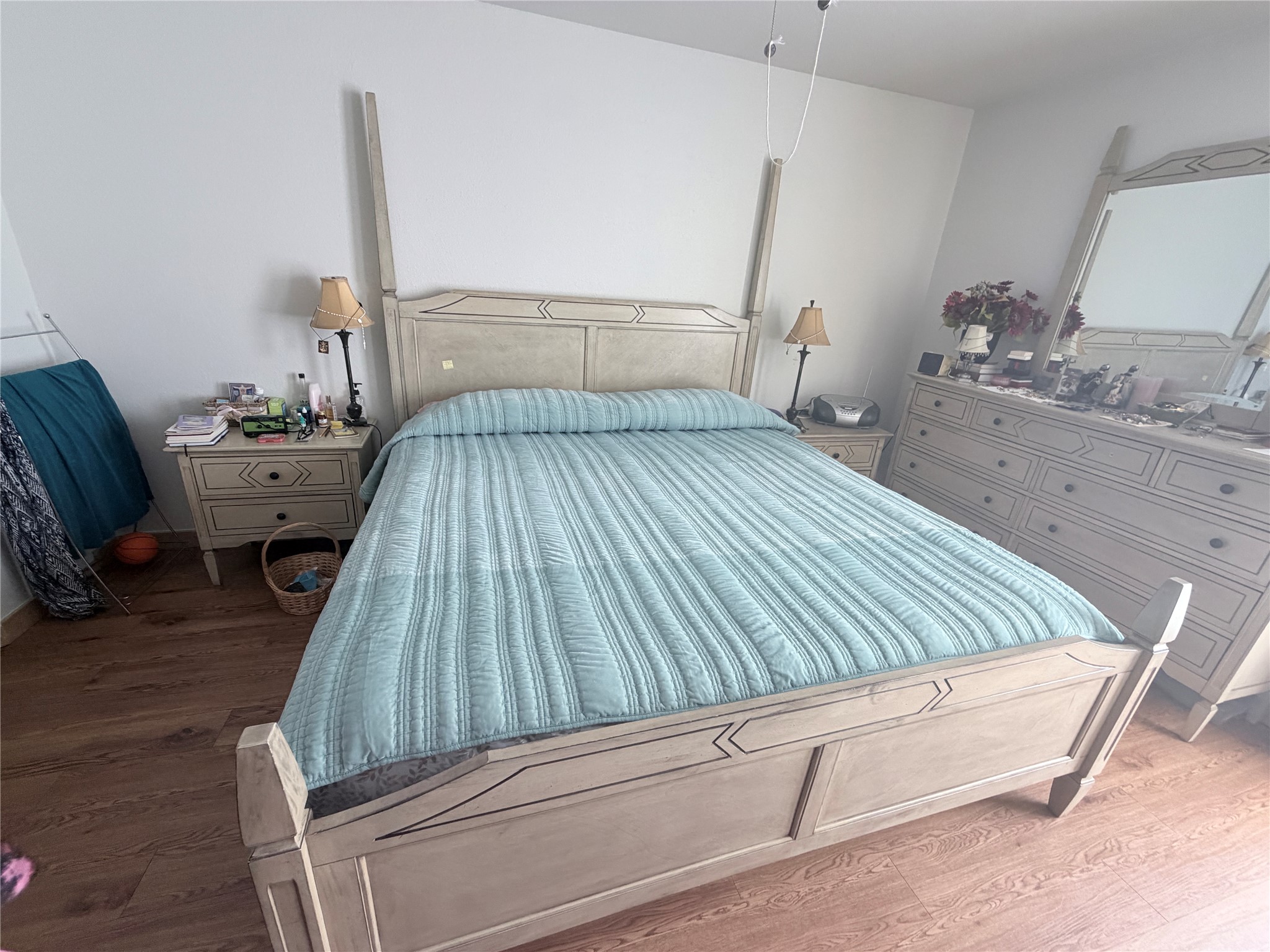 10100 South Gessner Road, Unit 606 Houston, TX 77071 - Photo 8 of 12 a bed sitting in a bedroom next to a window