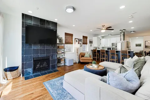 $750,000 | 2851 North Damen Avenue, Unit 1, Chicago, IL 60618