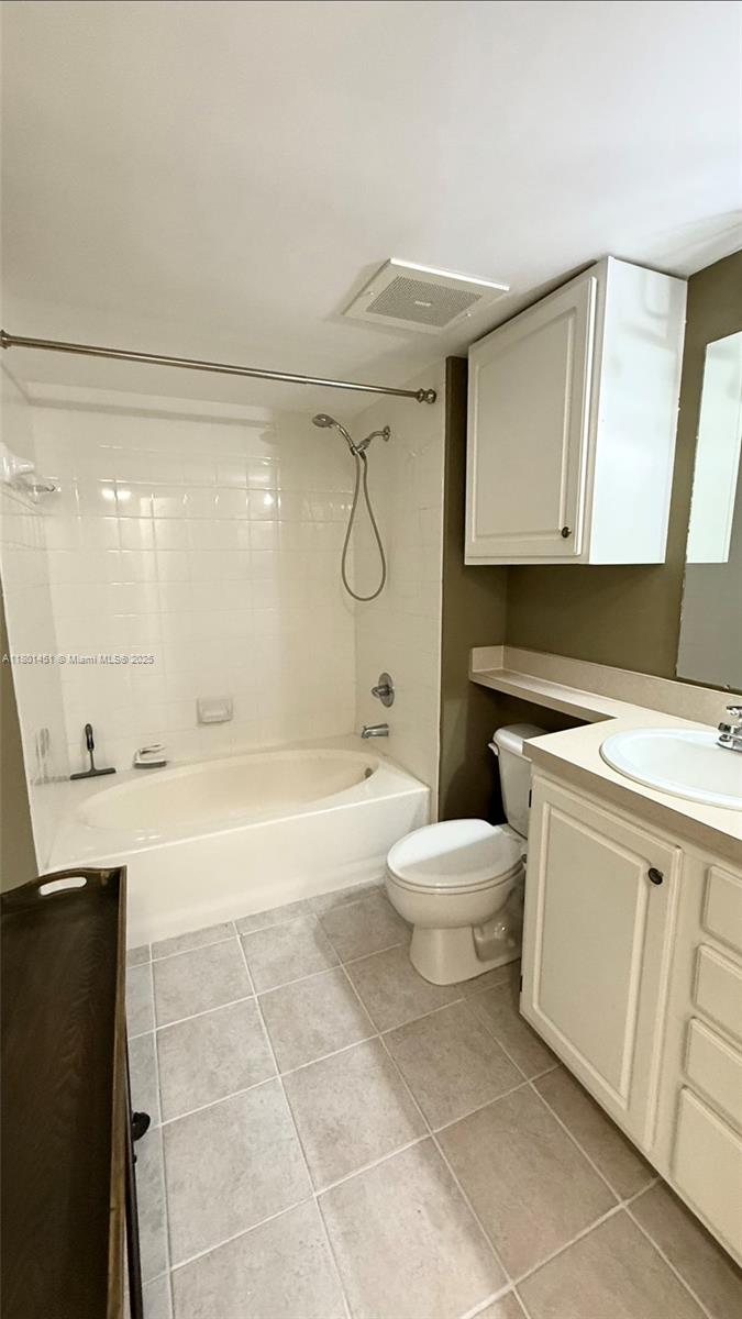 2665 Southwest 37th Avenue, Unit 1112 Miami, FL 33133 - Photo 27 of 31 a bathroom with a bathtub sink and toilet