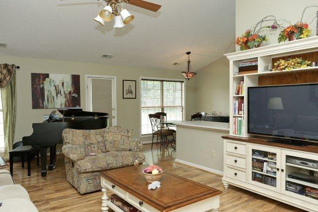 104 Ridge View Drive Nicholasville, KY 40356 - Photo 3 of 28 Breakfast area is directly off the great