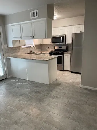 $1,600 | 407 West Semands Street, Conroe, TX 77301
