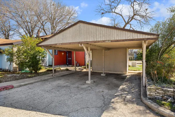 a view of a house with backyard