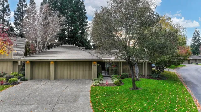 a view of a pathway of the house