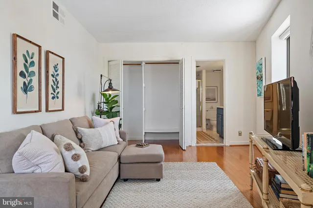 $689,500 | 100 Severn Avenue, Unit 206, Annapolis, MD 21403